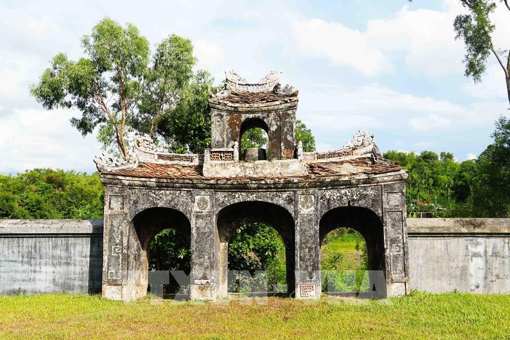 Cổng tam quan nhìn từ phía trong của Điện Voi Ré, thành phố Huế. Ảnh: Nguyên Lý - TTXVN