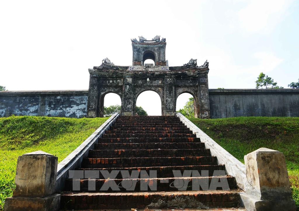 17 bậc đi lên cổng tam quan của Điện Voi Ré, thành phố Huế. Ảnh: Nguyên Lý - TTXVN
