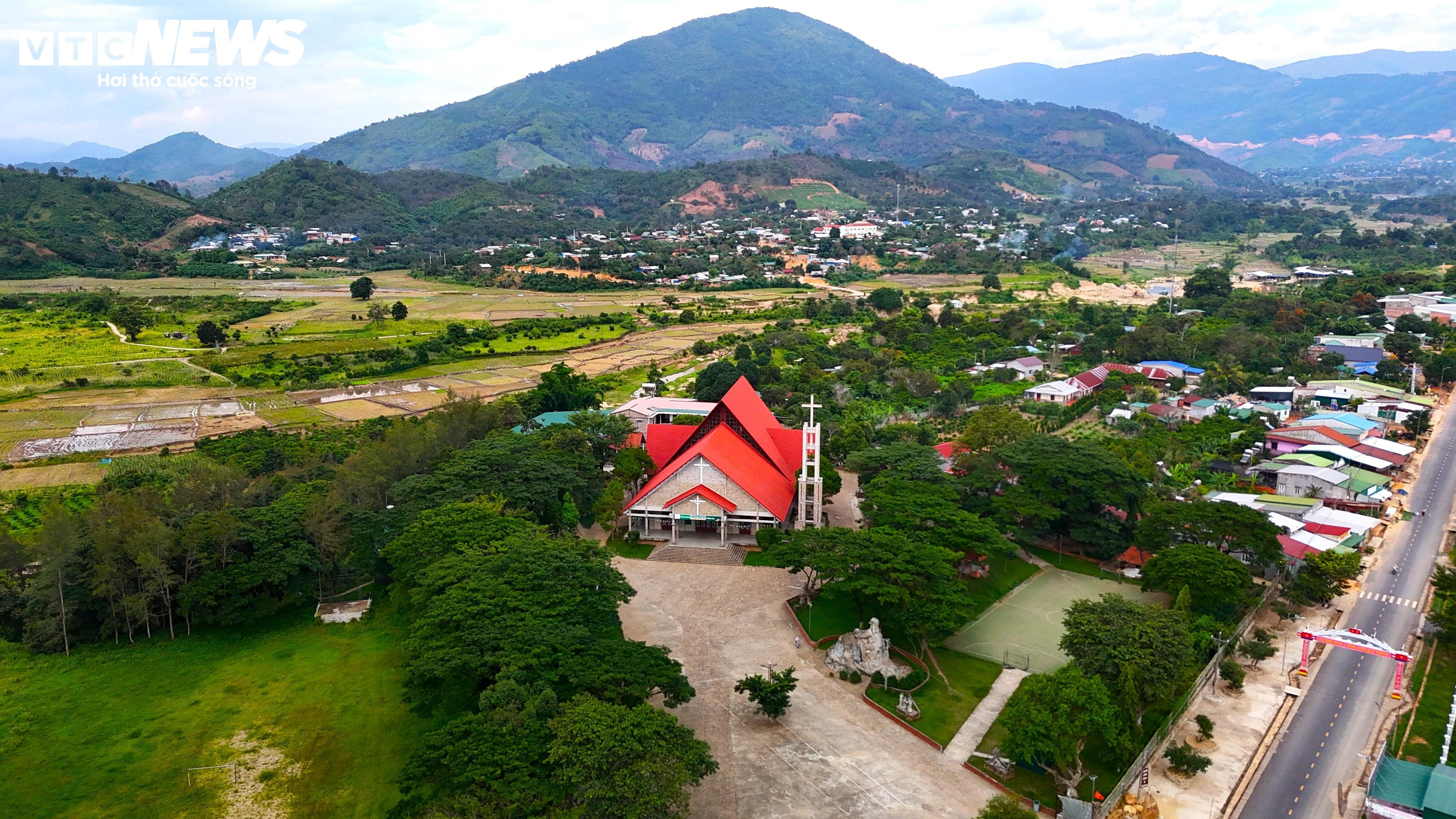 Đây là nhà thờ đá hiếm hoi ở Tây Nguyên, về kiểu dáng có sự kết hợp giữa nhà rông, nhà dài của người M’Nông và K’Ho, tạo nên nét đẹp tự nhiên, gần gũi. Trần nhà, cửa sổ và các bức tường được thiết kế và trang trí hoa văn, họa tiết... mang đậm bản sắc Tây Nguyên.