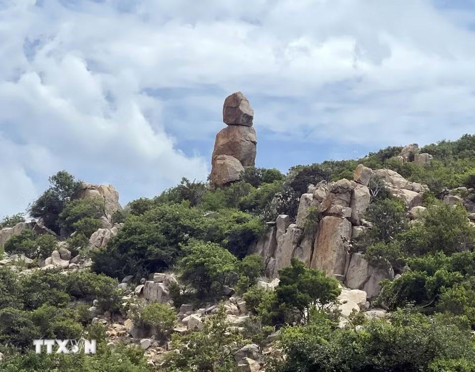 Vẻ đẹp kỳ vỹ “đá chồng đá” trên dãy núi sát bên đường ĐT.702, xã Vĩnh Hải, tỉnh Khánh Hòa. (Ảnh: Công Thử/TTXVN)