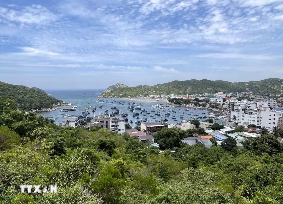 Làng du lịch Vĩnh Hy (xã Vĩnh Hải, tỉnh Khánh Hòa) được bao bọc xung quanh bởi Núi Chúa và biển cả. (Ảnh: Công Thử/TTXVN)