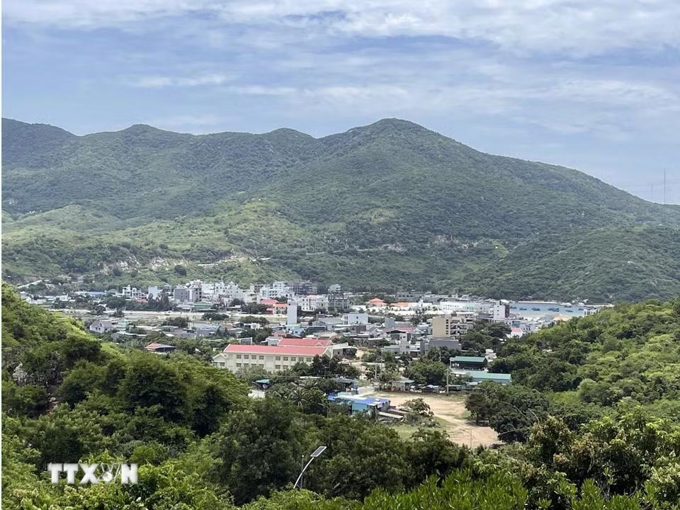 Làng Vĩnh (xã Vĩnh Hải, tỉnh Khánh Hòa) nằm trong lòng chảo được bao quanh ba mặt của dãy Núi Chúa và biển. (Ảnh: Công Thử/TTXVN)