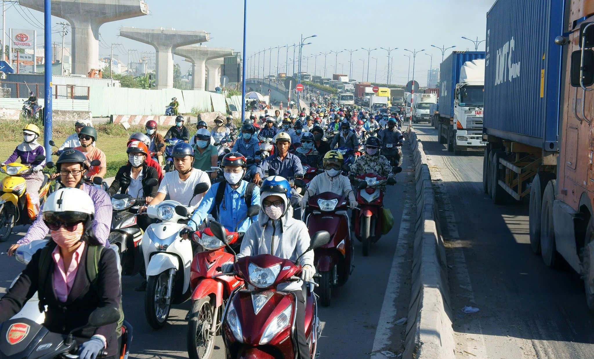  Sau mỗi mùa lễ, Tết, người dân từ các tỉnh miền Tây nườm nượp đổ về TP.HCM làm việc và học tập.