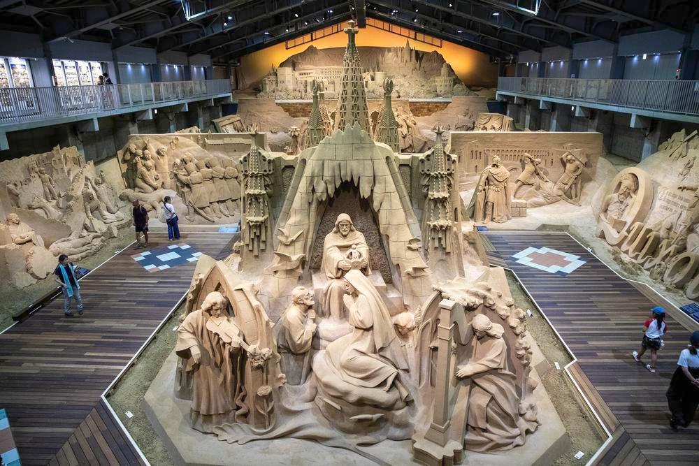 Tác phẩm điêu khắc trung tâm là Thánh đường Sagrada Familia - kiệt tác độc nhất vô nhị thiết kế bởi kiến trúc sư Antoni Gaudí