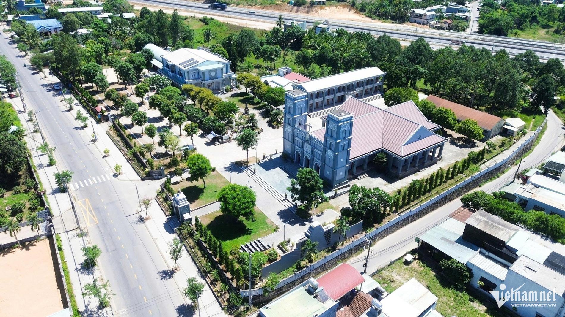 Nhà thờ Phú Thượng cách trung tâm TP Đà Nẵng khoảng 15km về phía tây.