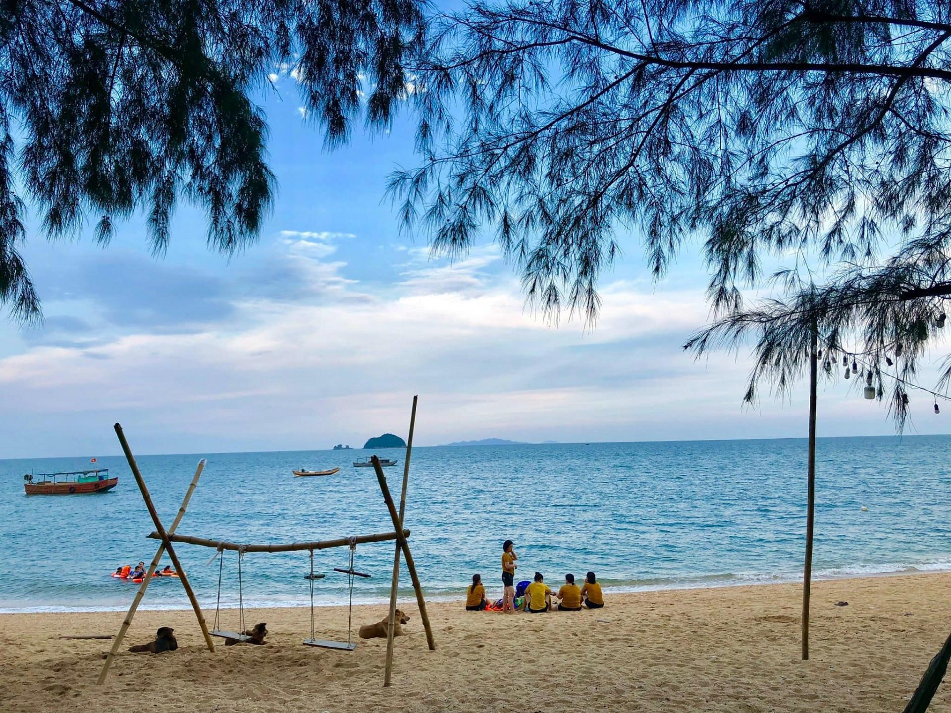 Cảnh biển đẹp bình yên ở đảo Cái Chiên. Ảnh: Nguyễn Thanh Tuyền