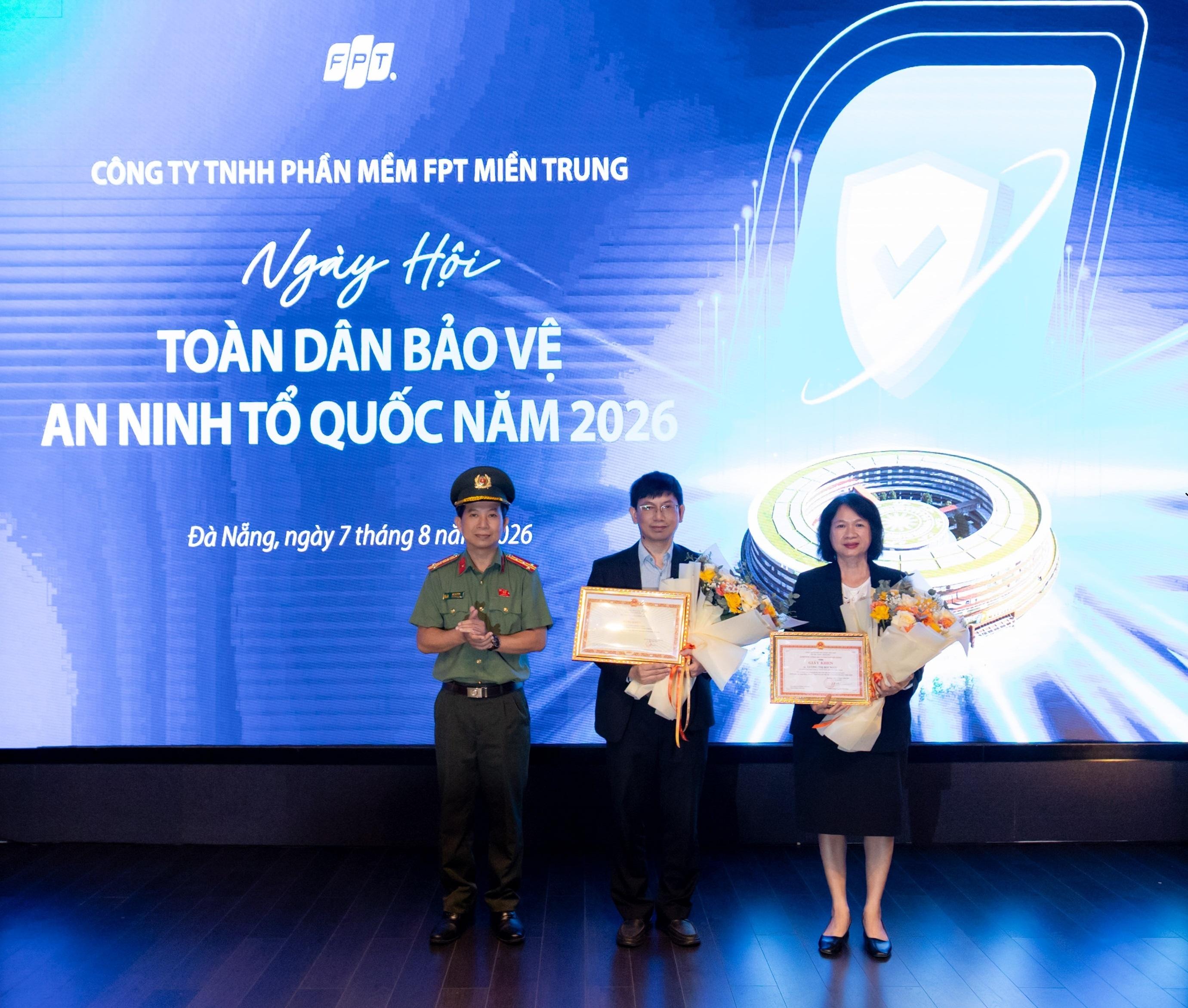  Tập thể, cá nhân Công ty TNHH phần mềm FPT miền Trung, Tập đoàn FPT đón nhận bằng khen, giấy khen của Bộ trưởng Bộ Công an và Giám đốc Công an TP Đà Nẵng vì đóng góp tích cực trong phong trào toàn dân bảo vệ an ninh Tổ quốc. 