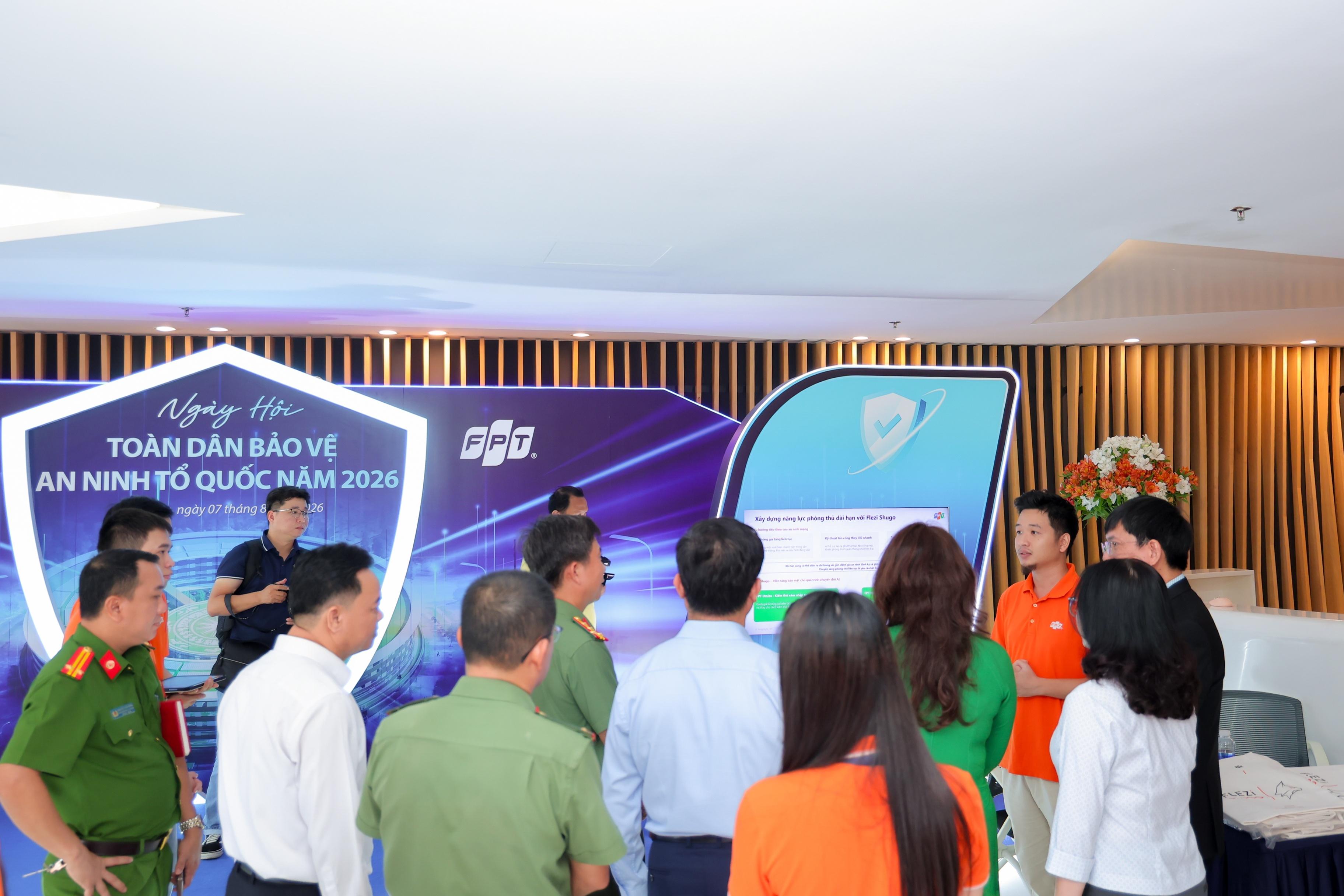 FPT phối hợp Phòng PA05, Công an TP Đà Nẵng tổ chức “Ngày hội toàn dân bảo vệ an ninh Tổ quốc” tại tòa nhà FPT Complex. 