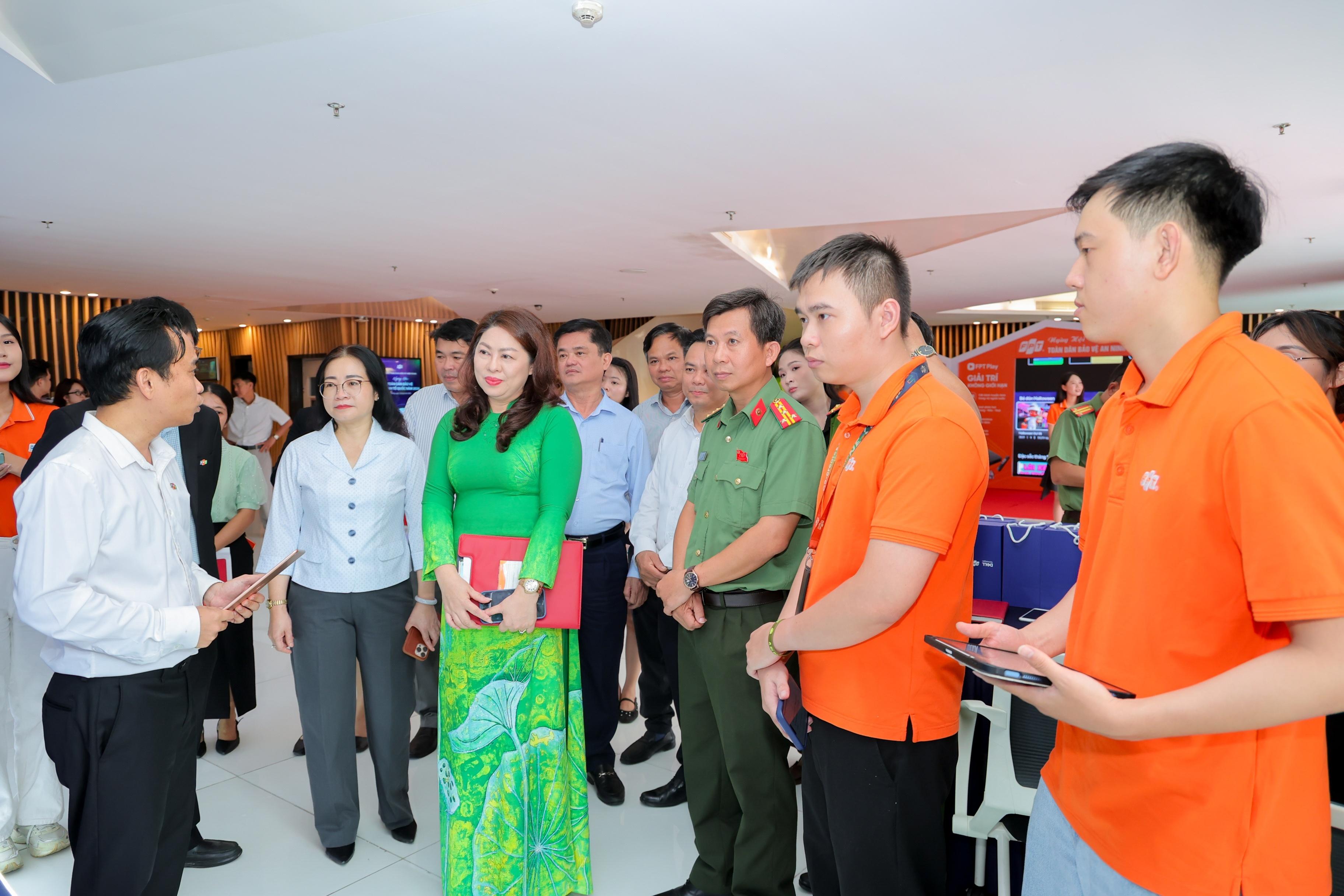  FPT giới thiệu hệ sinh thái giải pháp chuyển đổi số và an toàn thông tin tại ngày hội. 