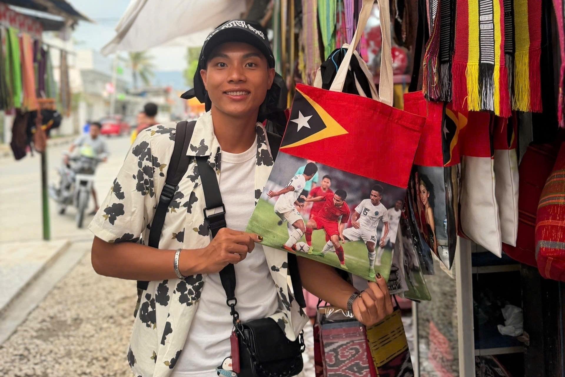  Túi vải in lá cờ Timor Leste trong chợ địa phương ở đảo Atauro. 