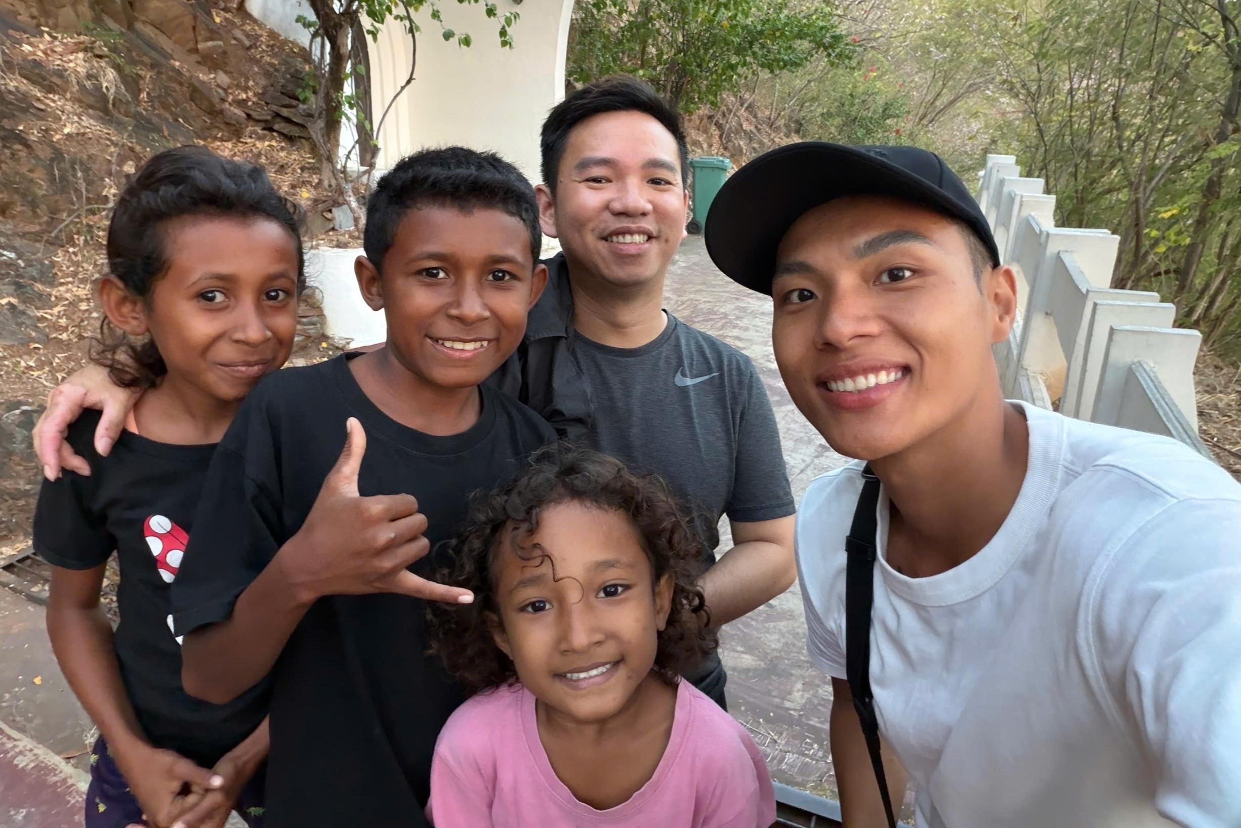  Tôi và người bạn đồng hành tên Tường chụp ảnh cùng trẻ em ở Timor Leste. 