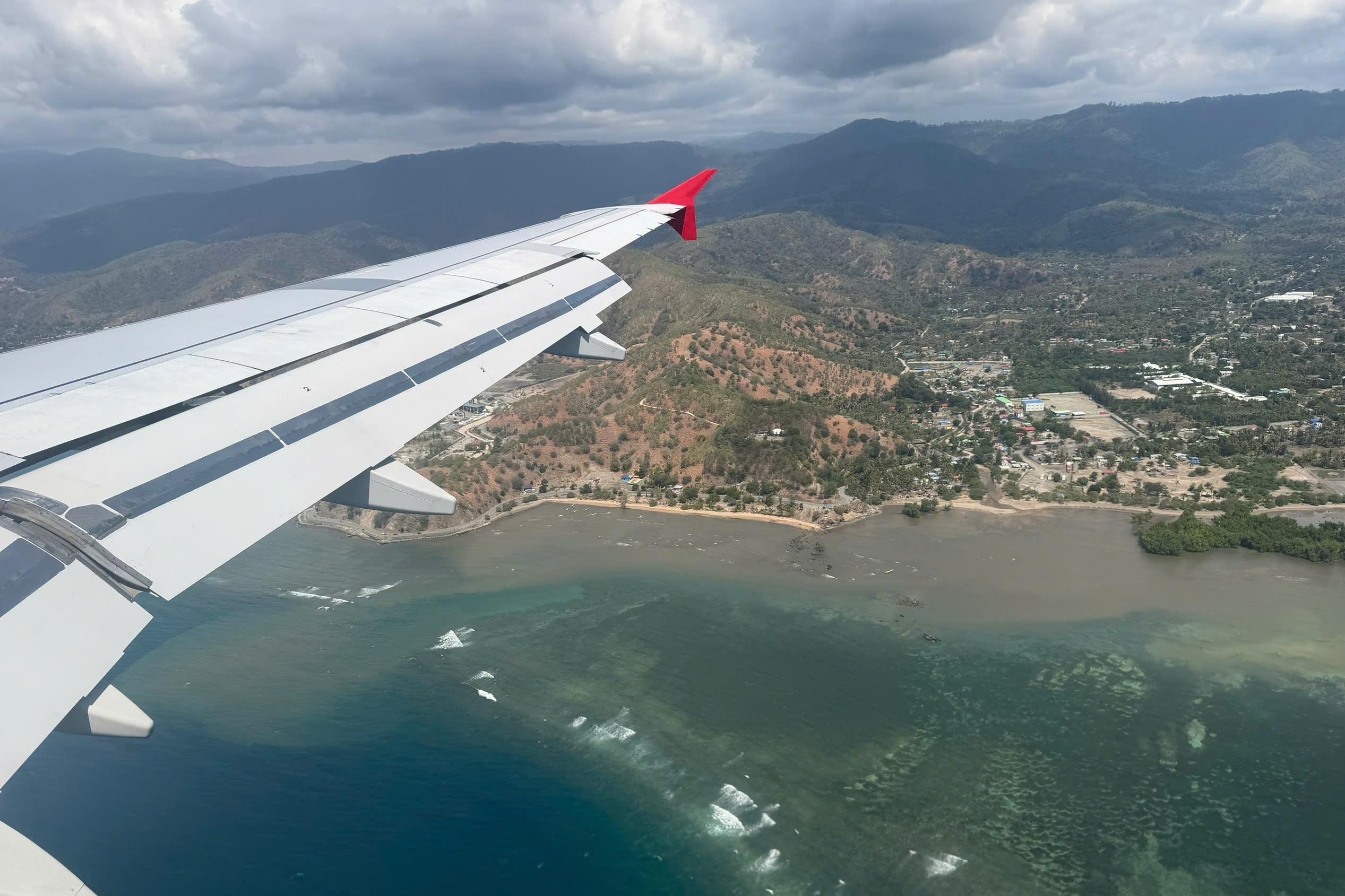  Toàn cảnh thủ đô Dili nhìn từ trên máy bay. 