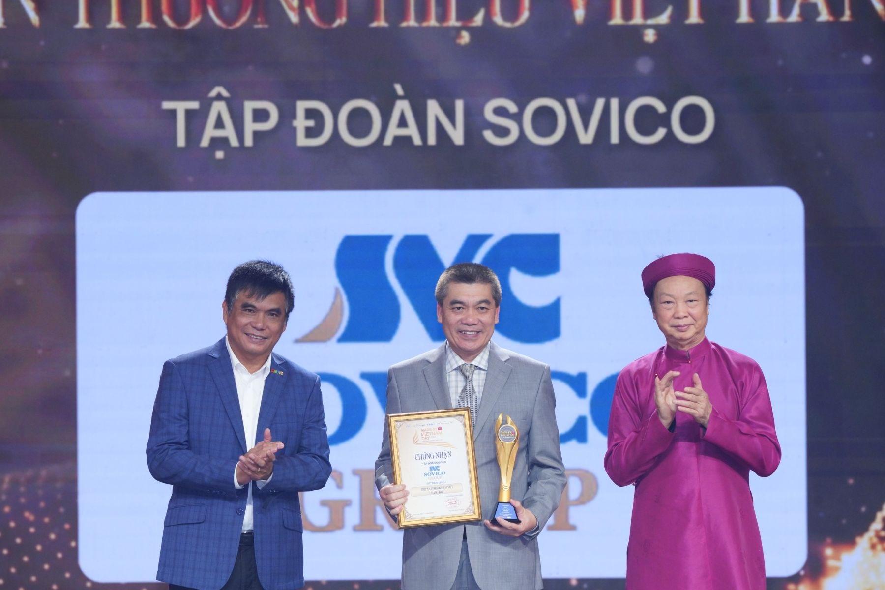 Phó chủ tịch Sovico Group Phạm Khắc Dũng (giữa) nhận giải thưởng vinh danh đóng góp của tập đoàn cho nhiều lĩnh vực kinh tế. 