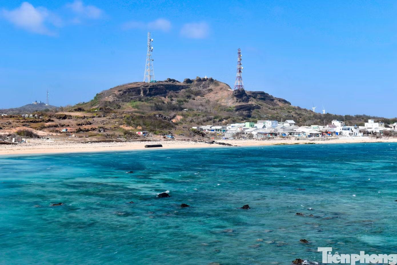  Cách đất liền khoảng 56 hải lý, Phú Quý﻿ có diện tích khoảng 17km². Những năm gần đây, cùng với sự phát triển của hạ tầng, dịch vụ và các sản phẩm du lịch, diện mạo đảo có nhiều đổi thay. Năm 2025, Phú Quý đón khoảng 155.000 lượt khách; riêng 5 tháng đầu năm 2026, lượng khách đạt hơn 73.800 lượt (tăng hơn 17.000 lượt so với cùng kỳ năm trước). 