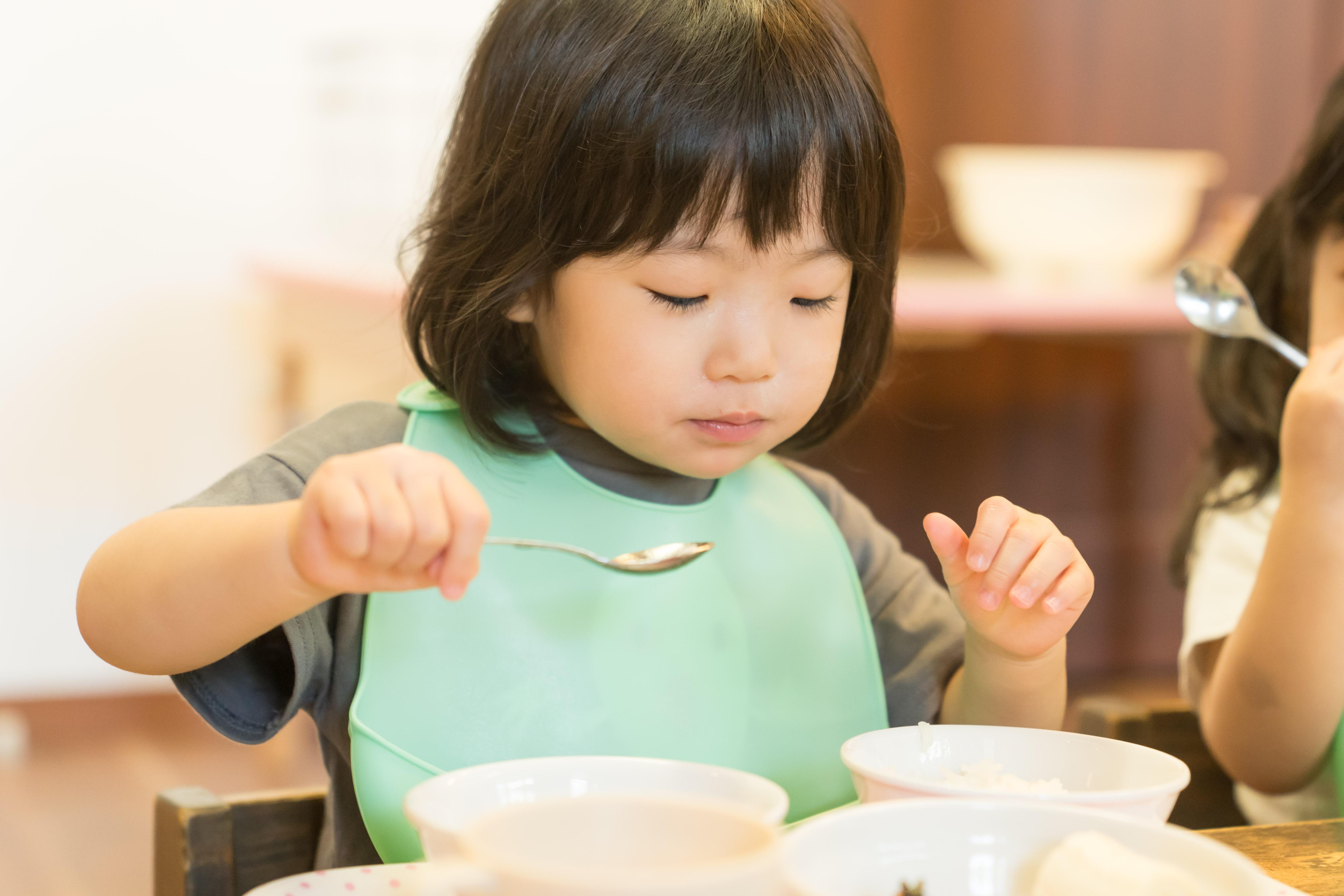 Nền tảng đề kháng của trẻ cần được xây dựng từ dinh dưỡng, nếp sinh hoạt, giấc ngủ, đến vận động.