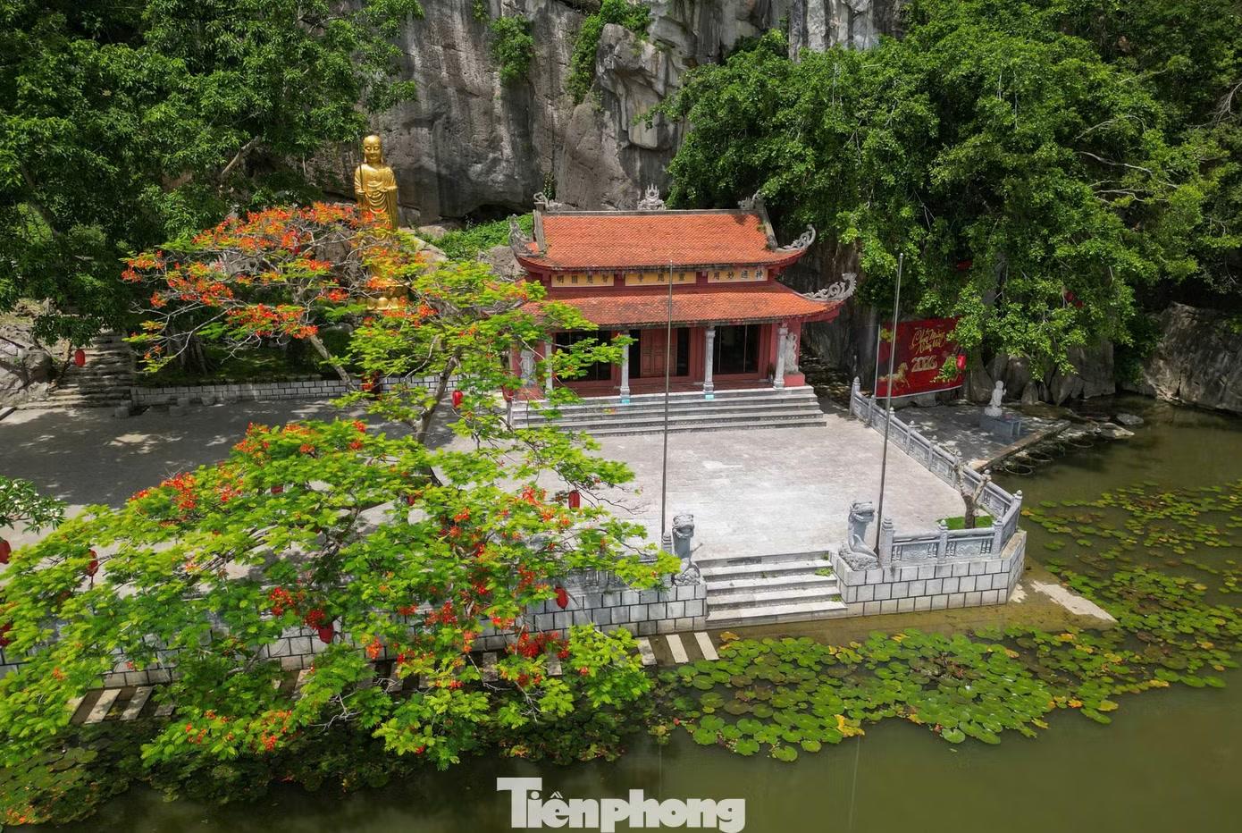 Nằm giữa núi rừng là chùa Linh Ứng, ngôi chùa cổ được cho là hình thành từ thời Lý và từng được trùng tu dưới thời vua Bảo Đại.