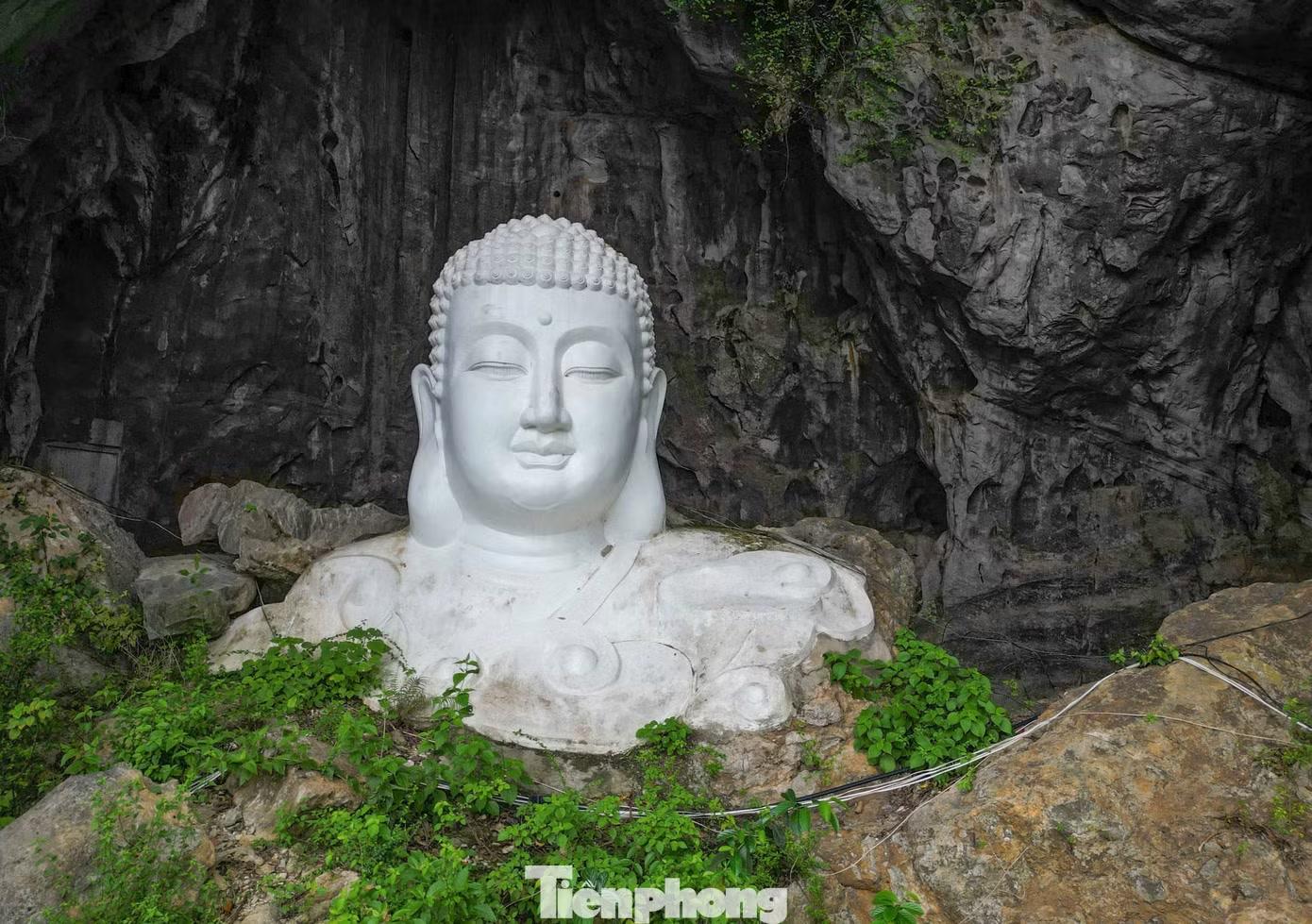 Năm 2009, Kim Sơn được công nhận là danh lam thắng cảnh cấp quốc gia. Trong ảnh là một tượng Phật lớn được đặt trong hang đá.