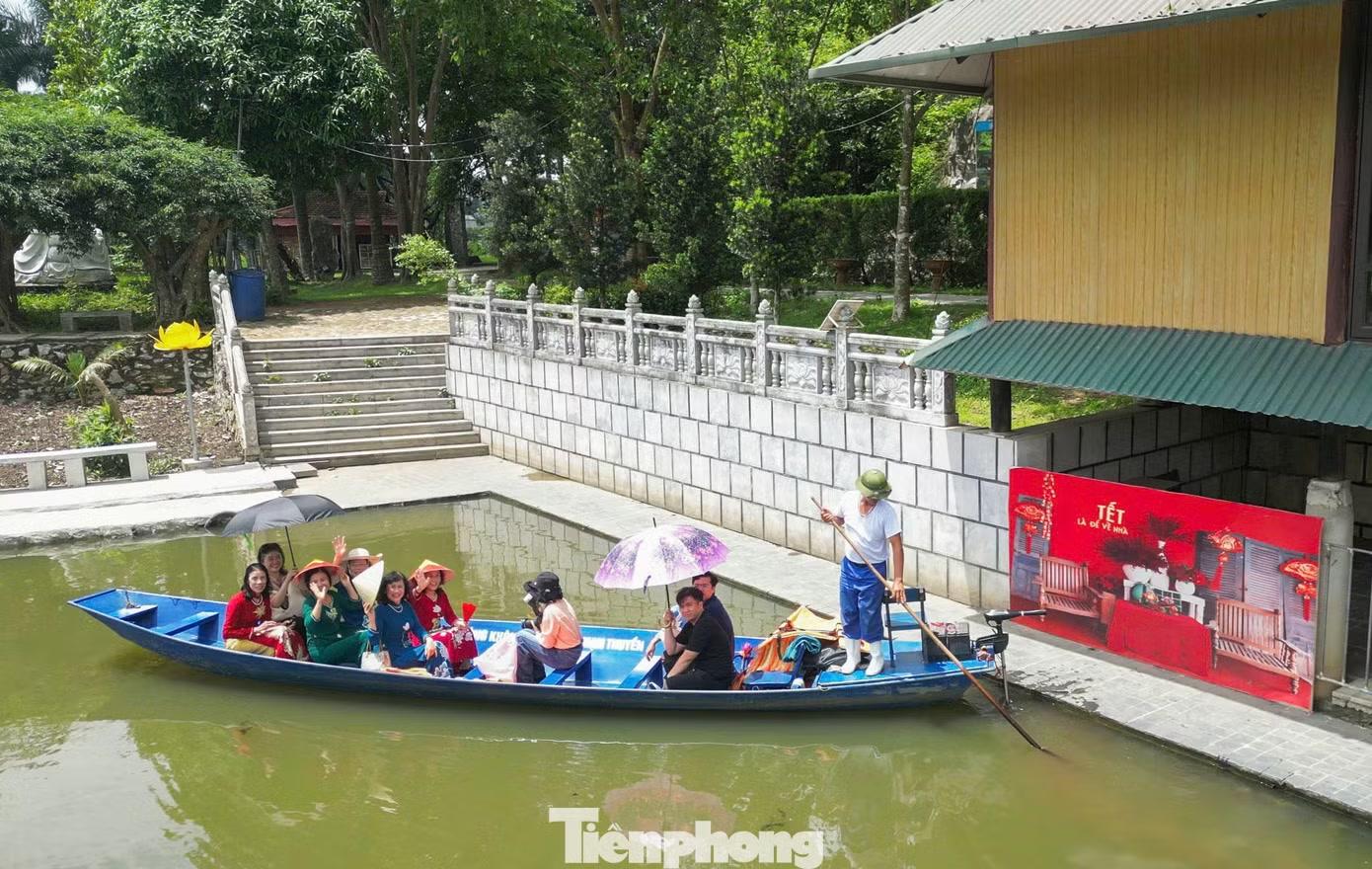 Hiện nay, nơi đây được chọn là một trong những điểm đến tham quan du lịch quan trọng trong tuyến du lịch sông Mã và di sản văn hóa thế giới thành nhà Hồ. "Cứ cuối tuần, chúng tôi thường rủ nhau về Kim Sơn để tìm sự yên bình, nhẹ nhàng, giúp tâm hồn thư thái", chị Thu Trang (34 tuổi) bày tỏ.