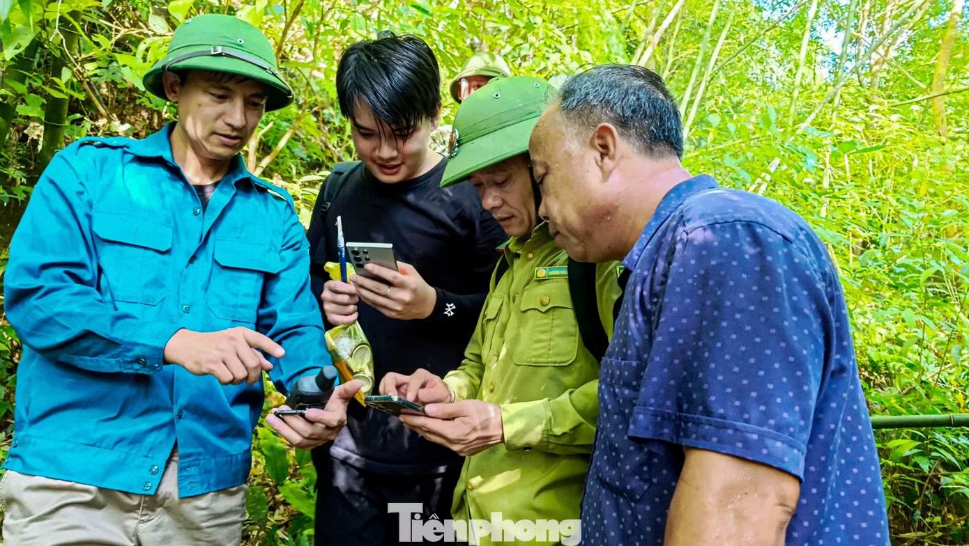 Vừa phát lối mở đường giữa đại ngàn, ông Tằng Tắc Dếnh vừa kể lại câu chuyện về những mùa hái chè thời cha ông xưa tại thôn Tài Chi, từ ngày xưa người dân đã biết khu này có cây chè rồi. Vào dịp Thanh Minh người dân vẫn lên dây hái chè mang đi bán. Hàng chục năm trở lại đây, bà con trồng được chè phía dưới không lên đây hái nữa nên mới có rừng chè thế này.