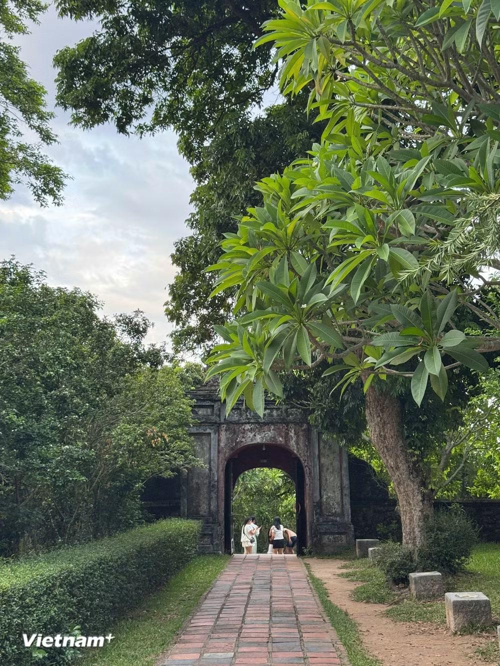 Chùa Thiên Mụ không chỉ là một điểm tham quan mà còn là nơi để tìm một khoảng lặng giữa nhịp sống hiện đại. (Nguồn: Vietnam+)