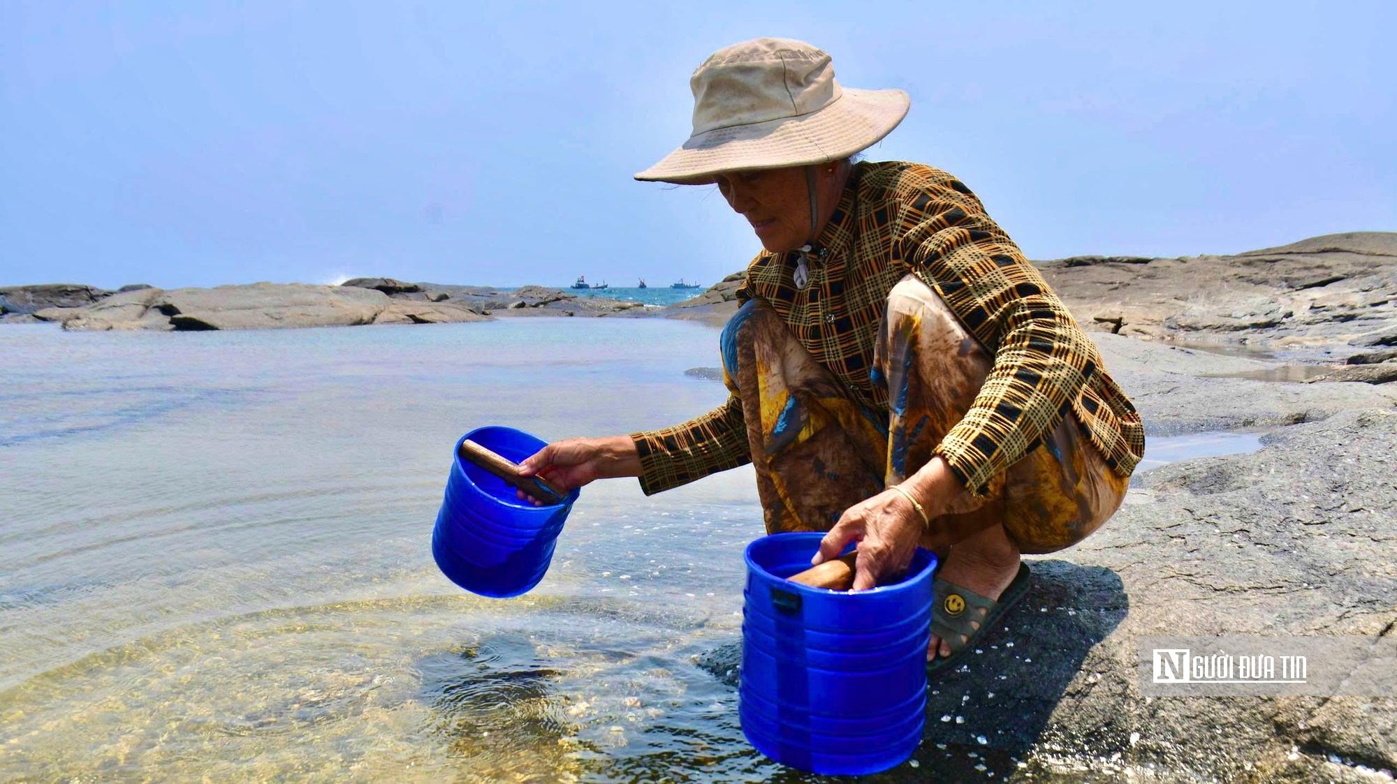 Bà Nguyễn Thị Gá, người dân Gò Cỏ, kể khi bước vào khoảng tháng 3, nắng bắt đầu gay gắt, những người muốn làm muối sẽ dọn sạch các trũng đá rồi múc nước biển đổ vào. "Ai muốn làm thì cứ vào độ tầm tháng 3, khi trời bắt đầu nắng gắt, xuống trũng quét dọn sạch sẽ, múc nước biển đổ lên đá. Vài ngày sau là có muối để dùng"- bà Nguyễn Thị Gá cho hay.