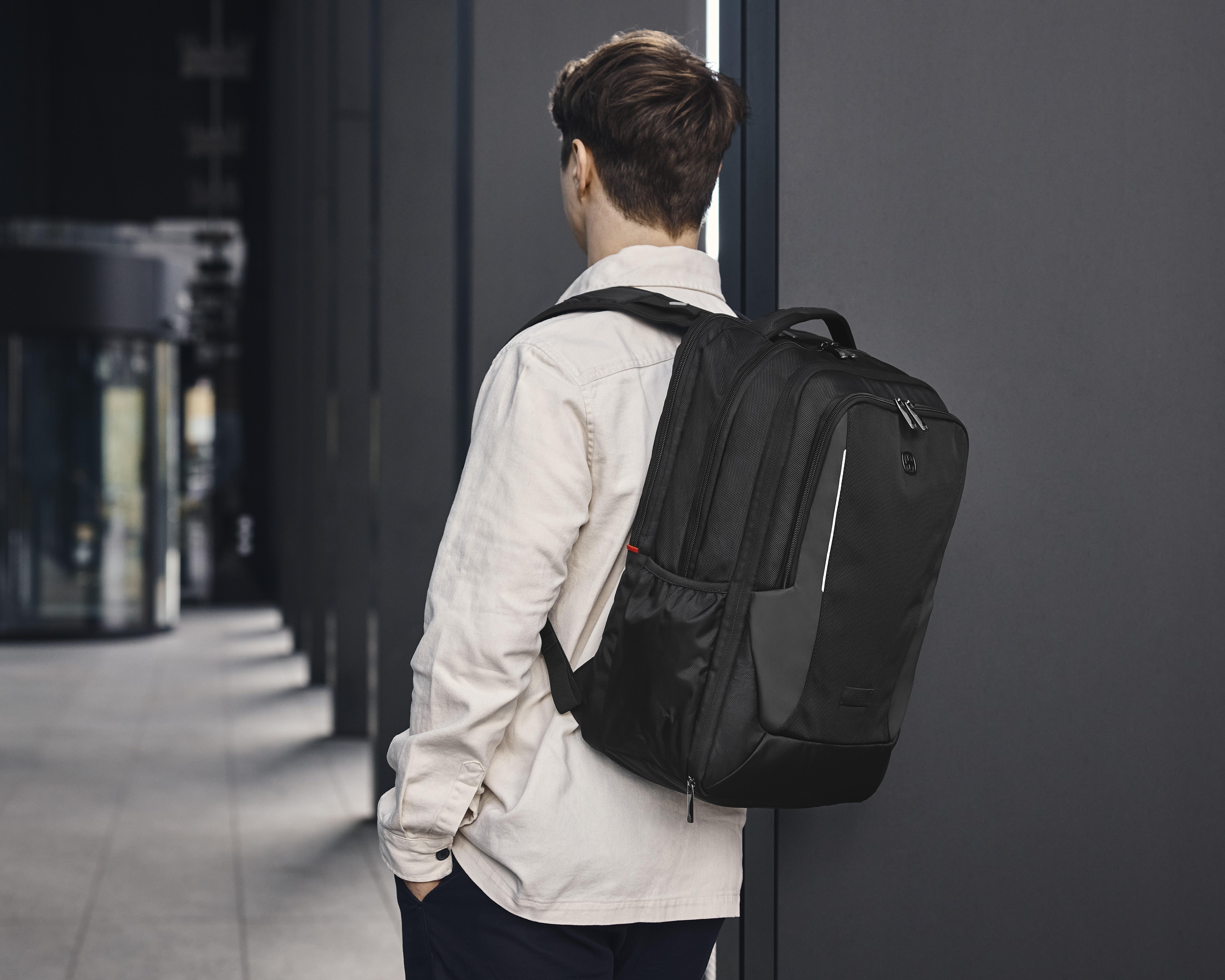  Tại House Of Luggage, khách hàng dễ dàng tìm thấy hàng trăm mẫu balo, túi xách chính hãng đến từ các thương hiệu quốc tế như American Tourister, Wenger, Samsonite RED, Pacsafe. Trong đó, bộ sưu tập balo laptop Wenger XE Extent của thương hiệu Thụy Sĩ là một trong những lựa chọn nổi bật với thiết kế hiện đại, đáp ứng đa dạng nhu cầu sử dụng. Ảnh: Wenger. 