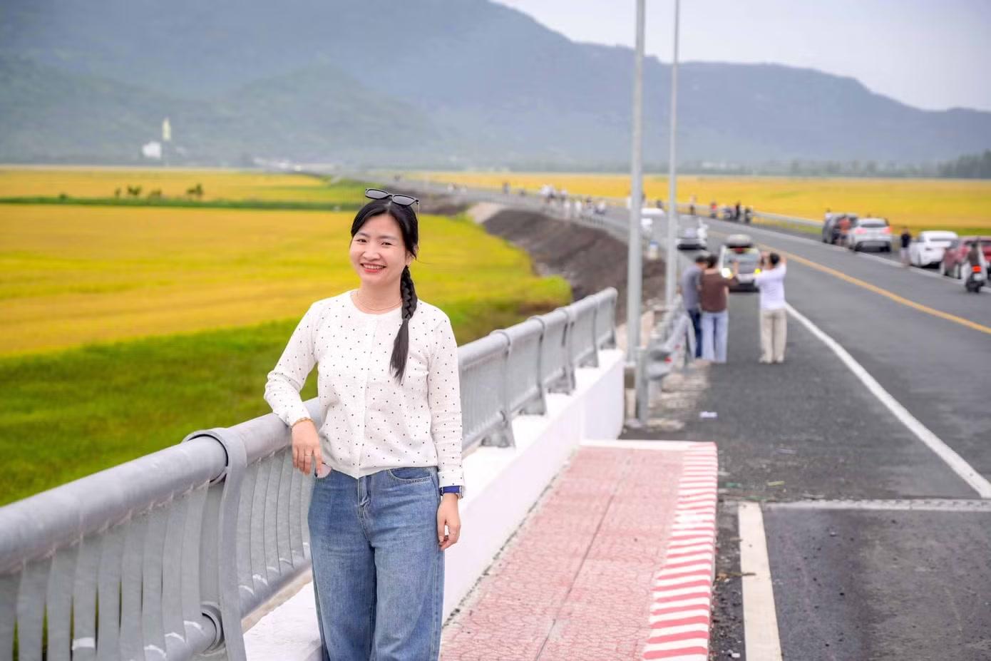 Chị Mai Như Ngọc (phường Rạch Giá, tỉnh An Giang) cho biết, khi đi qua tuyến đường này thấy khá bất ngờ vì cảnh rất đẹp. Đặc biệt những ngày có mây, phía trước là núi với mây mù, hai bên là đồng lúa.