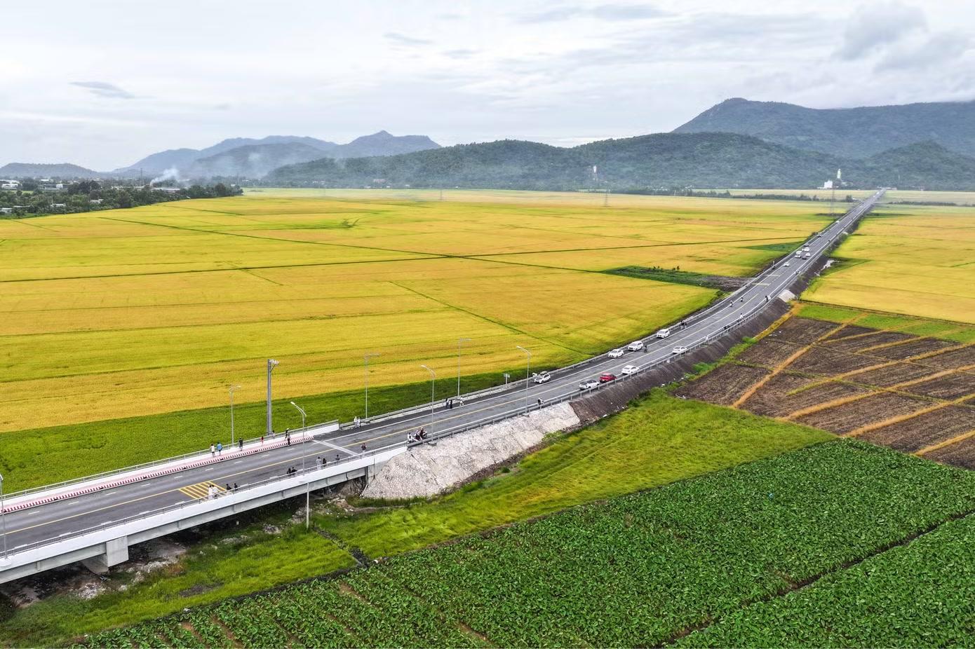  Tuyến tránh trung tâm xã Tri Tôn dài gần 4,3km, quy mô 4 làn xe, mặt đường rộng hơn 11m. Cùng với tuyến tránh, dự án còn có đoạn từ ranh xã Tịnh Biên đến nút giao tuyến tránh xã Tri Tôn﻿, thuộc địa bàn xã Châu Lăng, dài hơn 1,5km hoàn thiện Đường tỉnh 948. 