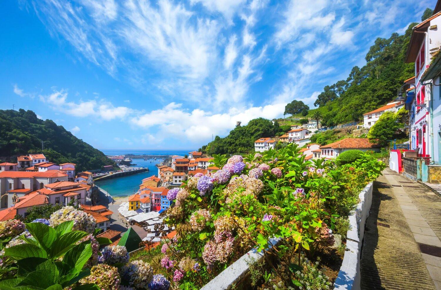 Cudillero được ca ngợi là đẹp đến mức trông như được dàn dựng. Ảnh: Alamy/Thesun