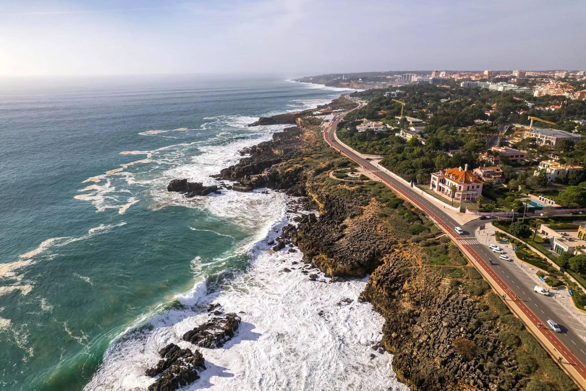  Cascais, thị trấn nghỉ dưỡng ven biển cách Lisbon khoảng 20 dặm (hơn 30 km), là nơi Cristiano Ronaldo và Georgina Rodríguez tổ chức lễ cưới riêng tư. Thông tin vừa được phía quản lý Ronaldo xác nhận với Reuters. Buổi lễ có sự hiện diện của 5 người con. Sau nhiều năm bên nhau, Ronaldo và Georgina lựa chọn một buổi lễ kín đáo thay vì sự kiện quy mô lớn, tại một thị trấn vốn nổi tiếng là nơi nghỉ dưỡng của giới giàu có Bồ Đào Nha. Ảnh: Max/ Unsplash. 