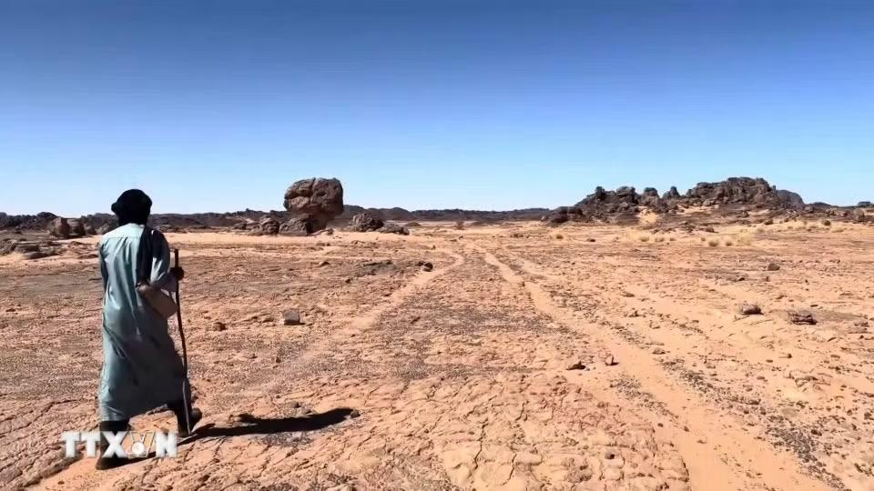 Rải bước trên cao nguyên đá ở Tassili n’Ajjer. (Ảnh: TTXVN phát)