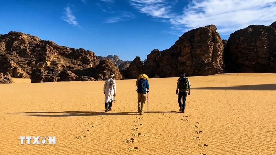 Du khách nước ngoài khám phá Tassili n’Ajjer. (Ảnh: TTXVN phát)