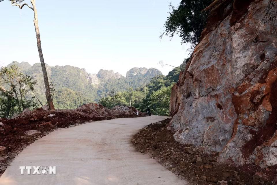 Nhiều đoạn trên tuyến đường vào khu dân cư Lân Nóng, thôn Loi, xã Cai Kinh, tỉnh Lạng Sơn đi xuyên qua núi đá chênh vênh, dốc cao, vực sâu. (Ảnh: Văn Đạt/TTXVN)
