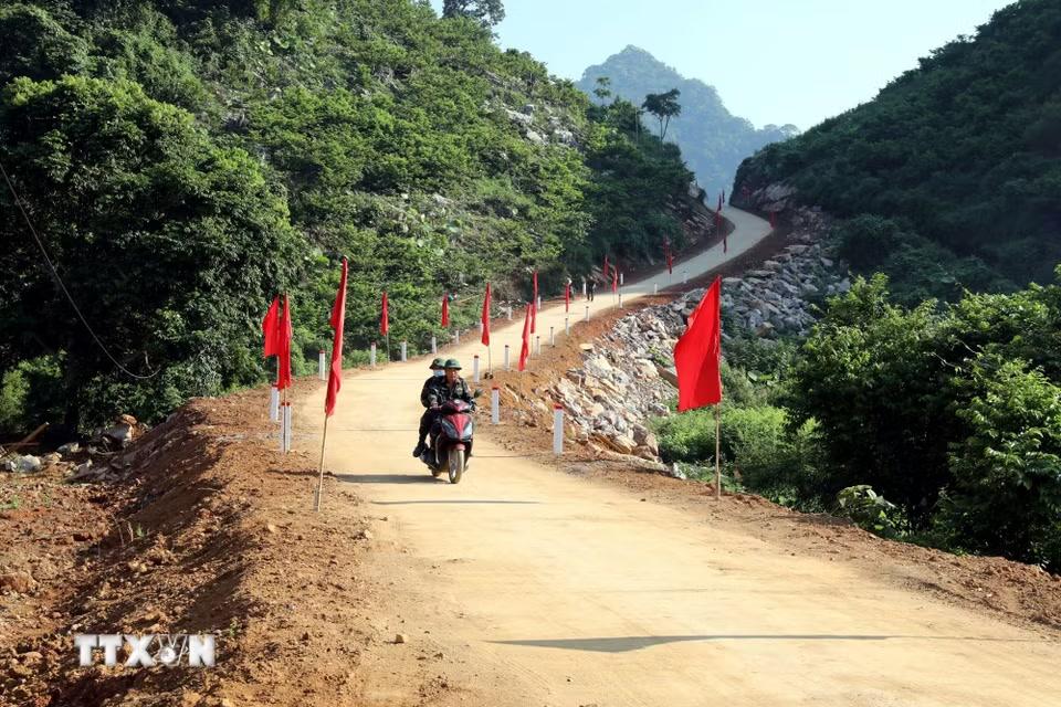 Sau hơn 5 tháng vượt nắng, thắng mưa, “con đường hạnh phúc” vào khu dân cư Lân Nóng, thôn Loi, xã Cai Kinh, tỉnh Lạng Sơn đã hoàn thành trong niềm vui vô bờ của đồng bào các dân tộc vùng cao. (Ảnh: Văn Đạt/TTXVN)