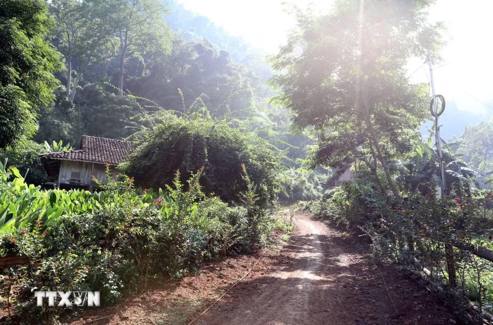 Khung cảnh yên bình, thơ mộng của khu dân cư Lân Nóng, thôn Loi, xã Cai Kinh, tỉnh Lạng Sơn. (Ảnh: Văn Đạt/TTXVN)
