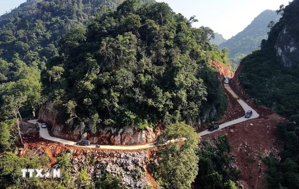 Con đường dài gần 3km từ thôn Làng Đăm, xã Vạn Linh vào khu dân cư Lân Nóng, thôn Loi, xã Cai Kinh, tỉnh Lạng Sơn uốn khúc quanh sườn núi. (Ảnh: Văn Đạt/TTXVN)