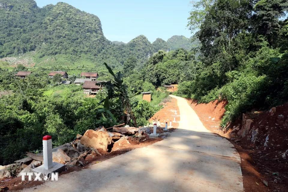 Con đường vào khu dân cư Lân Nóng, thôn Loi, xã Cai Kinh, tỉnh Lạng Sơn, mở ra cơ hội phát triển mới cho đồng bào các dân tộc vùng cao Lạng Sơn. (Ảnh: Văn Đạt/TTXVN)