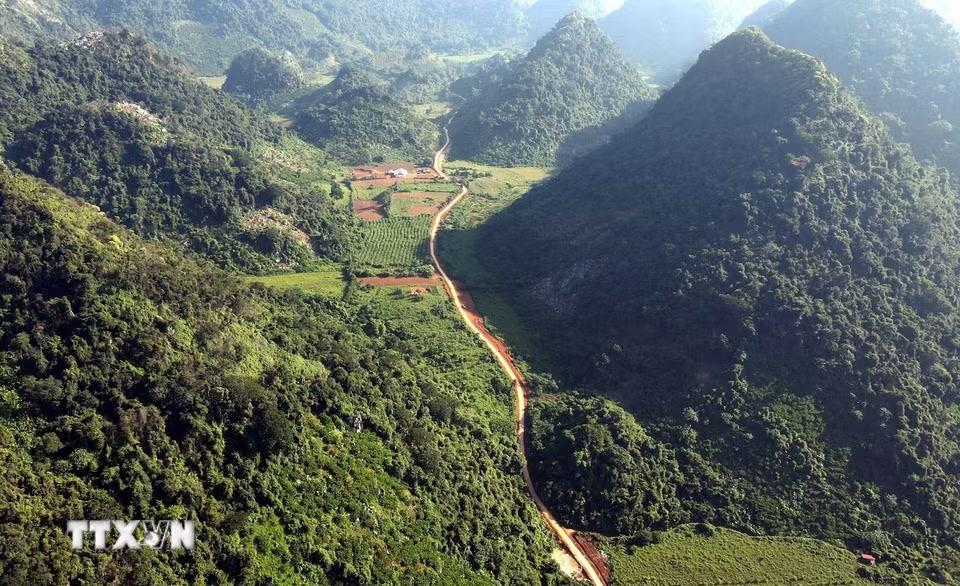 Đường vào khu dân cư Lân Nóng, thôn Loi, xã Cai Kinh, tỉnh Lạng Sơn được đặt tên là “con đường hạnh phúc” kết nối giao thương, tạo điều kiện để đồng bào vùng cao phát triển kinh tế, xóa đói giảm nghèo. (Ảnh: Văn Đạt/TTXVN)