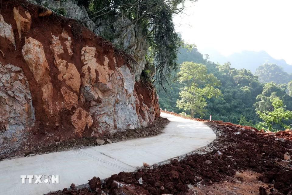 Nhiều đoạn trên tuyến đường vào khu dân cư Lân Nóng, thôn Loi, xã Cai Kinh, tỉnh Lạng Sơn đi xuyên qua núi đá chênh vênh, dốc cao, vực sâu. (Ảnh: Văn Đạt/TTXVN)