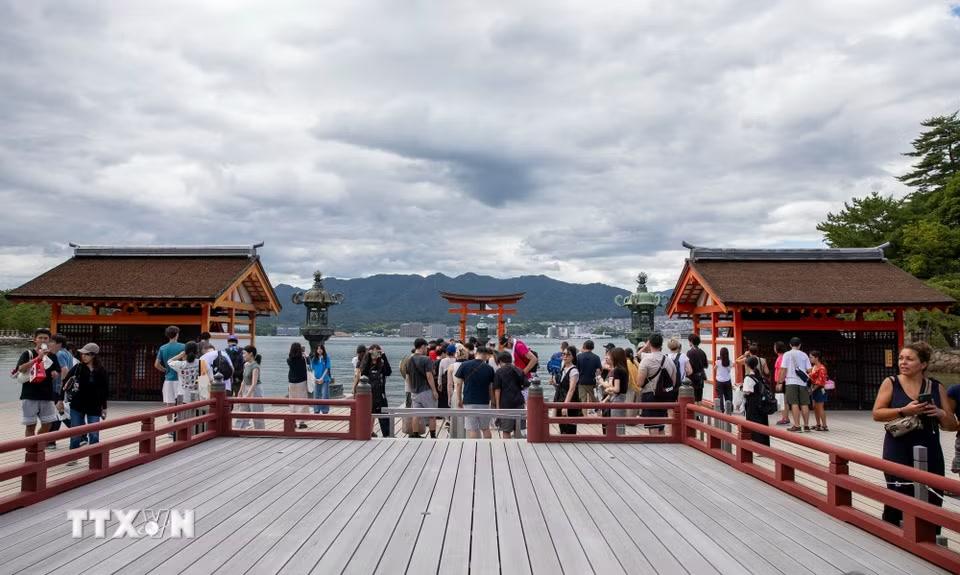 Hướng nhìn từ chính điện của đền Itsukushima ra cánh cổng Torii khổng lồ giữa biển. (Ảnh: Xuân Giao/TTXVN)