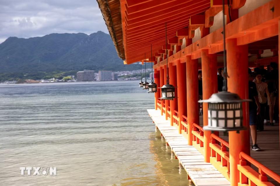 Hành lang đỏ son trên biển - biểu tượng của đảo Miyajima và cả tỉnh Hiroshima. (Ảnh: Xuân Giao/TTXVN)