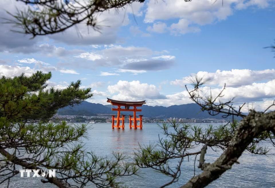 Cánh cổng Torii đỏ nổi bật giữa biển - là một trong những biểu tượng của Hiroshima. (Ảnh: Xuân Giao/TTXVN)
