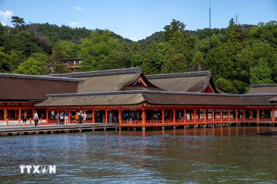 Điểm làm nên sự khác biệt của Itsukushima là ngôi đền không được xây dựng hoàn toàn trên đất liền mà trải rộng trên vùng nước ven đảo. (Ảnh: Xuân Giao/TTXVN)