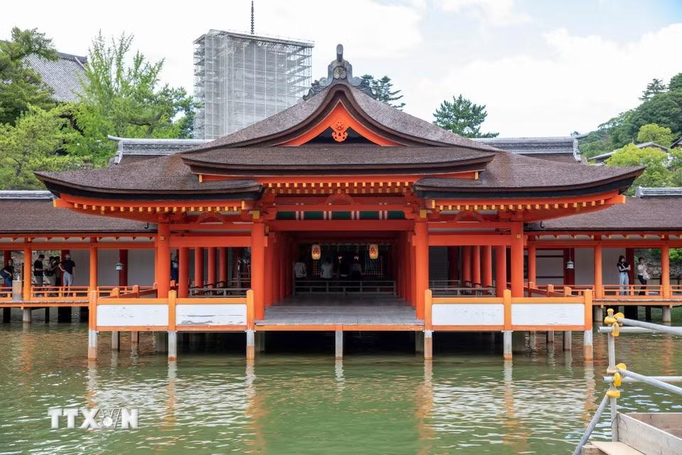 Một điện thờ trên biển trong quần thể đền Itsukushima. (Ảnh: Xuân Giao/TTXVN)