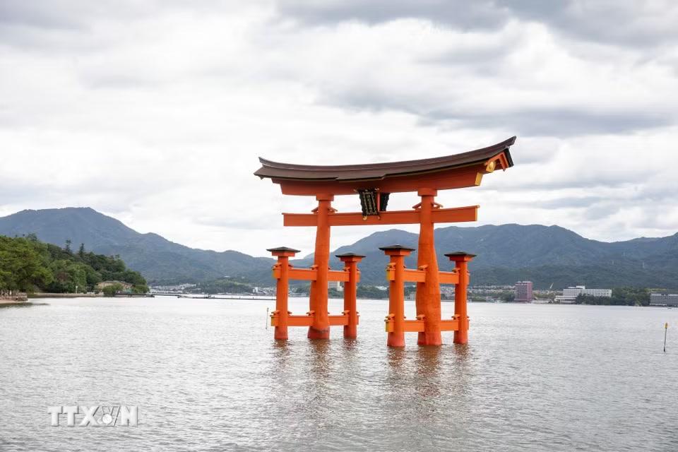 Cổng Torii hiện nay được dựng vào năm 1875, cao khoảng 16,8 m, thuộc kiểu Ryobu-torii với bốn trụ chính, mái phủ vỏ cây bách và toàn bộ được sơn đỏ son. (Ảnh: Xuân Giao/TTXVN)