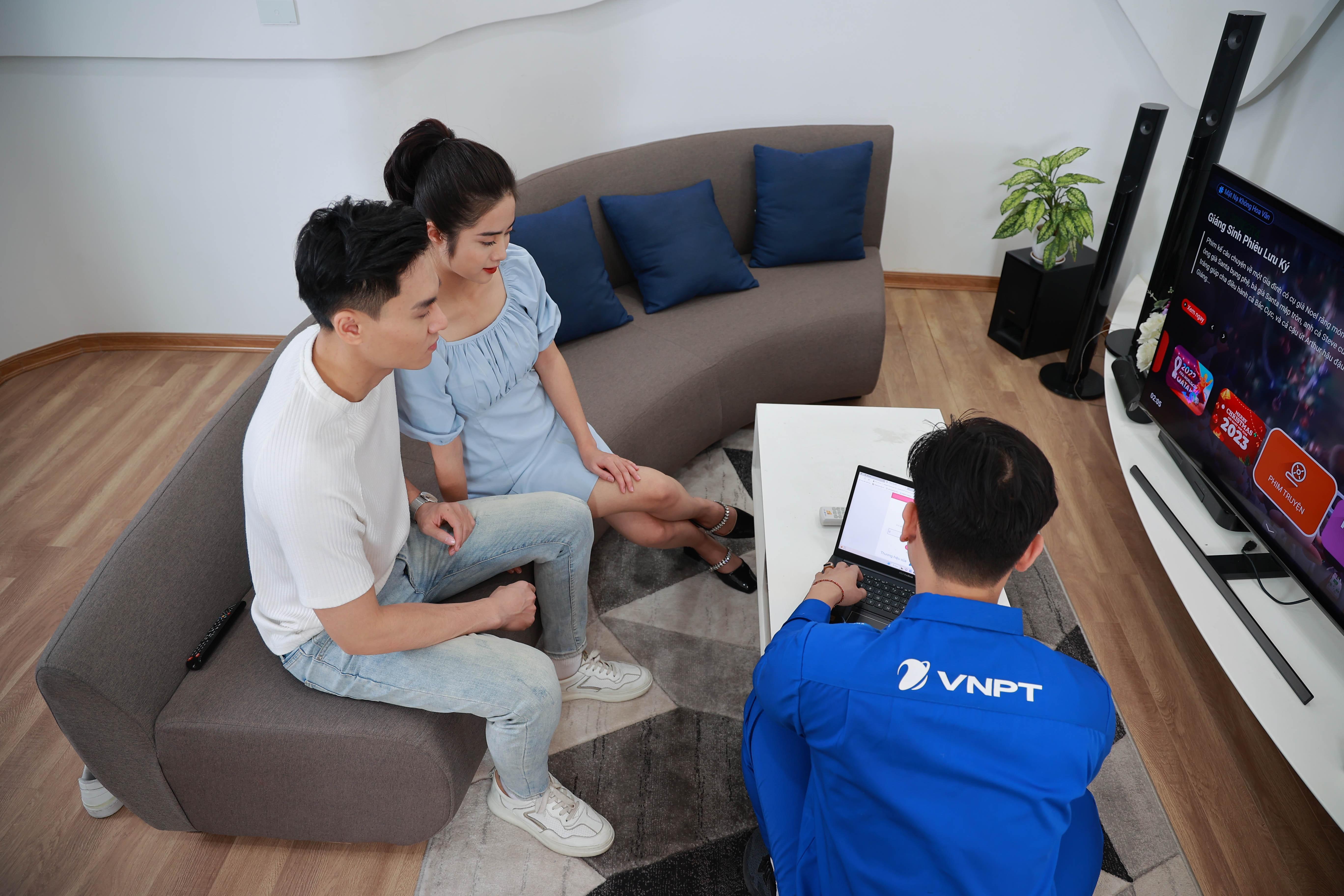 Kỹ thuật viên VNPT khảo sát nhu cầu sử dụng Internet của từng gia đình và tư vấn giải pháp phù hợp.