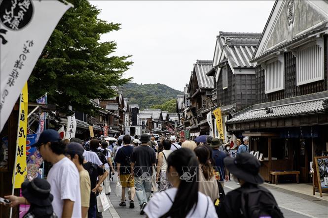 Khu phố Okage Yokocho bắt đầu mở cửa từ ngày 16/7/1993, với mục đích tái hiện cảnh quan và không khí của những thị trấn trên tuyến đường Ise thời Edo - Meiji.