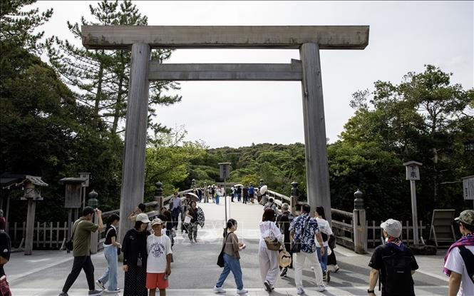 Cánh cổng Torii đầu tiên trước khi vào khu quần thể của Thần cung Ise.