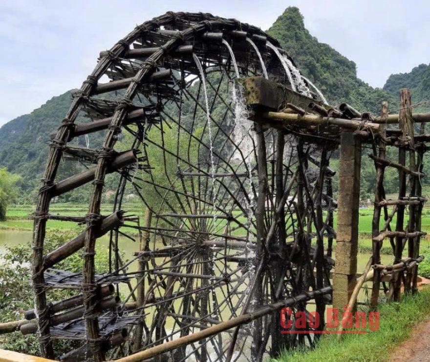 Từ tre, vầu, nứa và gỗ, người dân khéo léo chế tác từng bộ phận, tính toán độ dài nang, góc nghiêng của ống nước và cánh quạt để tạo nên chiếc cọn vận hành nhịp nhàng theo dòng chảy.