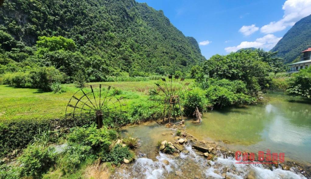 Cọn nước bên dòng sông, suối hòa quyện cùng núi non, ruộng đồng và bản làng, tạo nên nét chấm phá đặc trưng trong bức tranh cảnh quan CVĐC toàn cầu UNESCO Non nước Cao Bằng.
